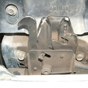 Locking hood latch