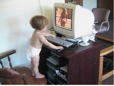 Baby_at_puter