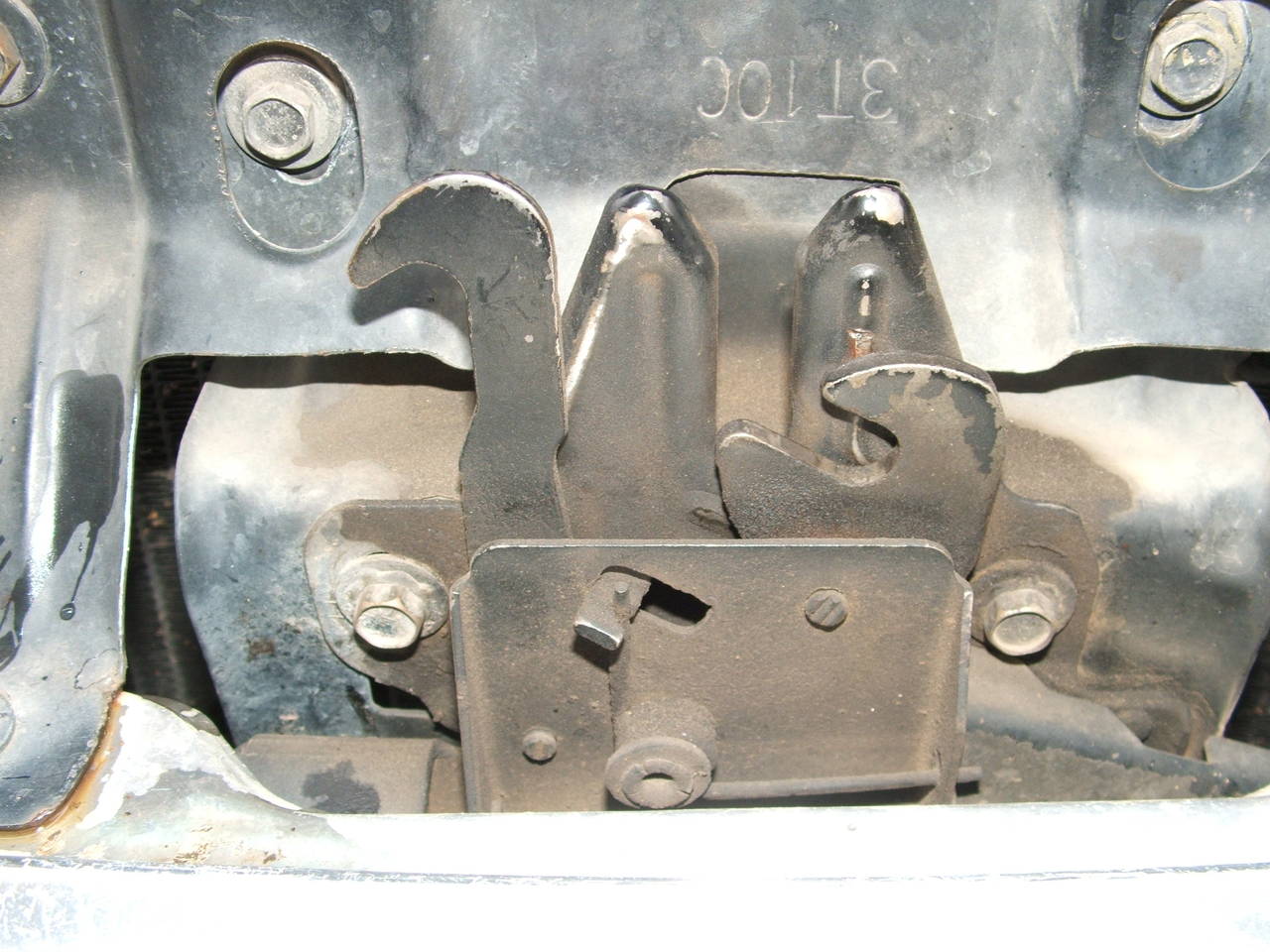 Locking hood latch